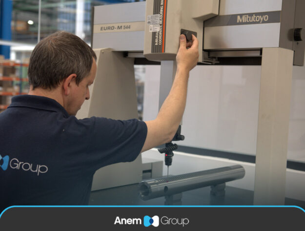 Equipo técnico industrial realizando ajustes de precisión en taller de ANEM GROUP